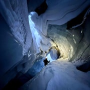 Svalbard : Aventure en motoneige et exploration des grottes de glace