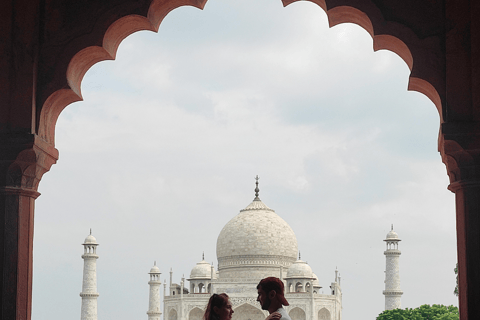 Depuis Agra : Visite du Taj Mahal et du Fort d'Agra sans file d'attenteVoiture avec chauffeur, guide, billets d'entrée aux monuments et déjeuner