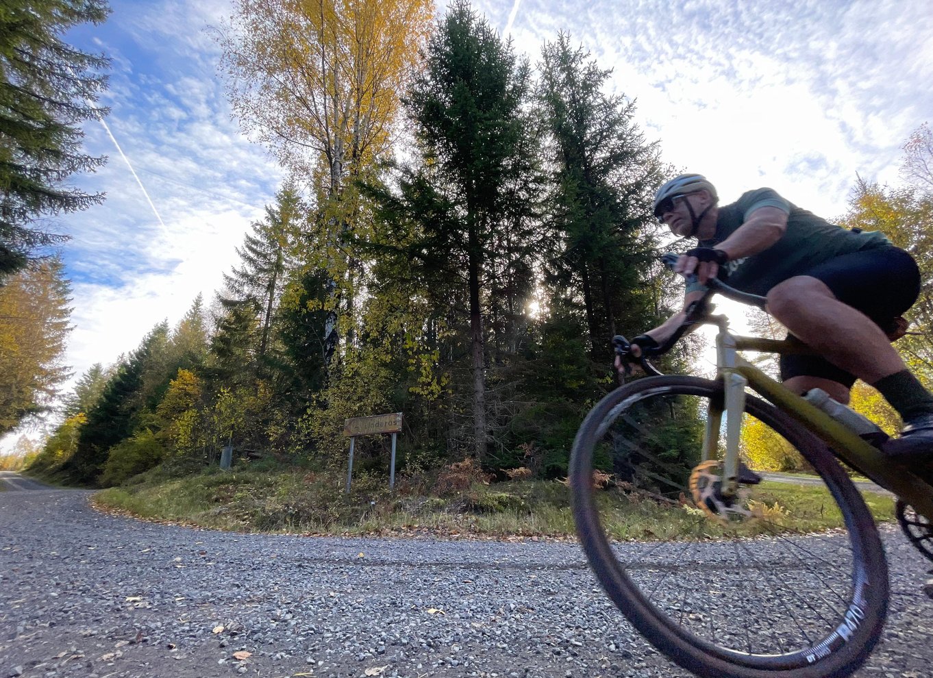 Agunnaryd: Lej en hybrid-/gruscykel med hjelm og kort