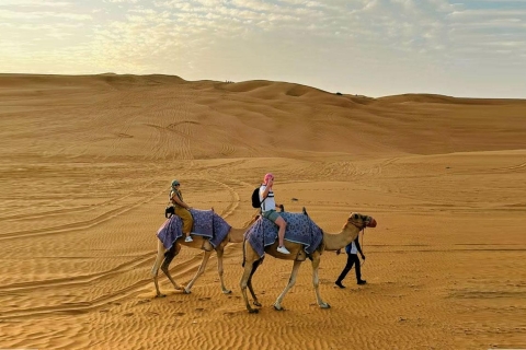Dubaj: 6-godzinna wieczorna wycieczka na wielbłądzie z kolacją z grilla60-minutowe safari na wielbłądach i kolacja przy grillu VIP z prywatnym transferem