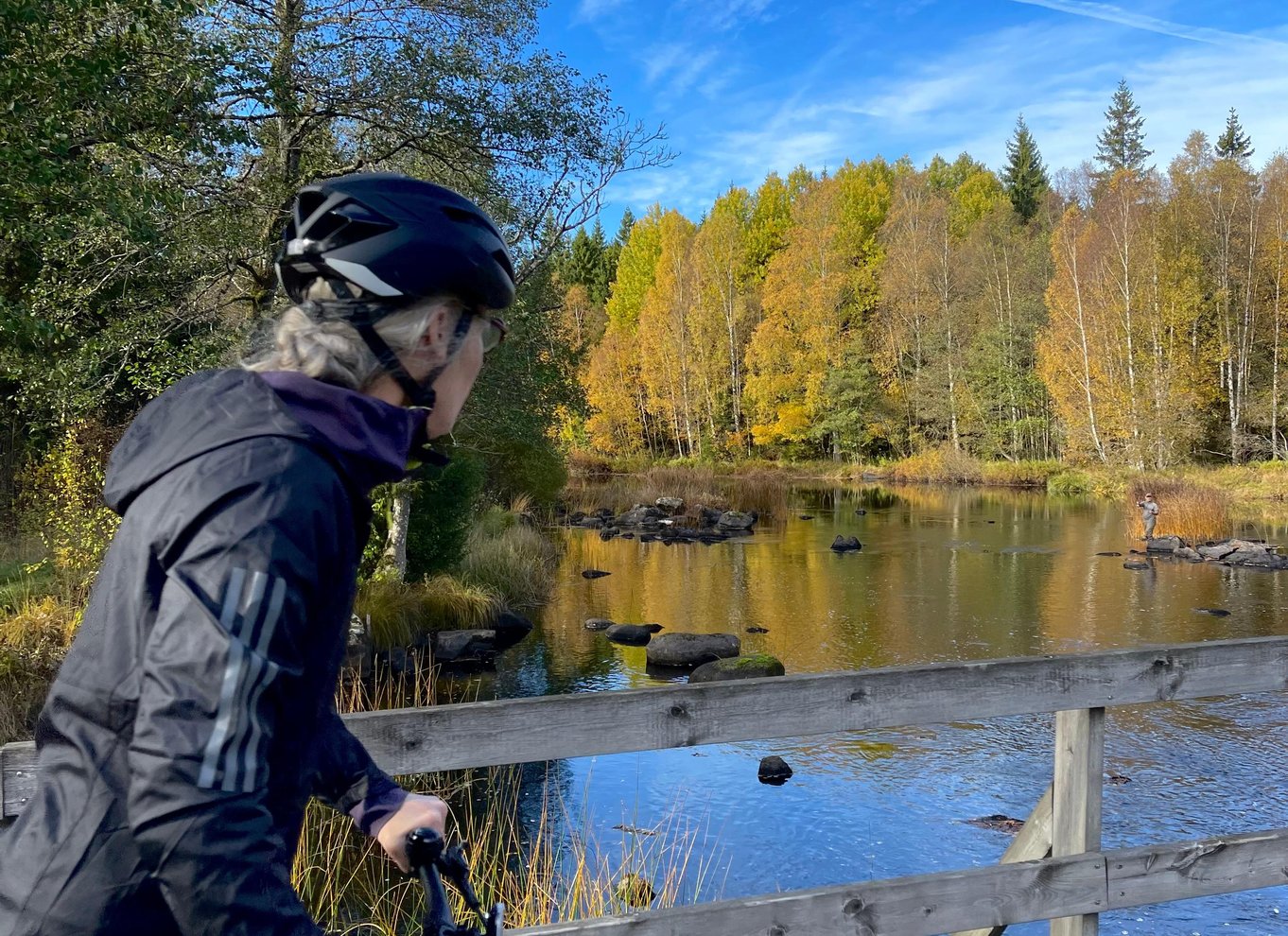 Agunnaryd: Lej en hybrid-/gruscykel med hjelm og kort