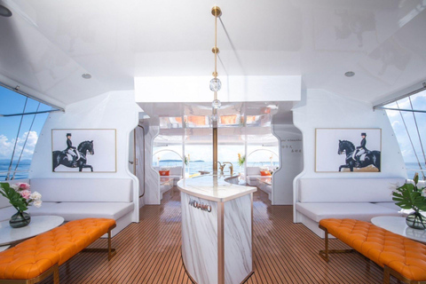 Phuket : excursion en yacht avec déjeuner sur les îles Coral et RachaPhuket : excursion en yacht vers les îles Coral et Racha avec déjeuner