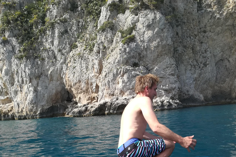 Sorrento: Passeio de barco partilhado em Capri com snorkeling e diversão!