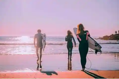 Costa da Caparica: Sunset Surf Lesson