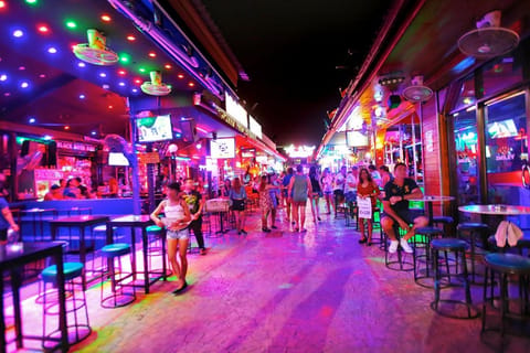 Phuket: Sunset, Beach, and Nightlife Tour with Local Food