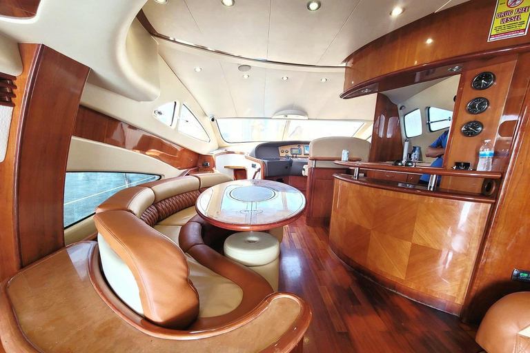 Wynajem jachtu w Miami z skuterami wodnymi, paddleboardami i pontonami