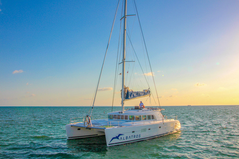 Van Riviera maya; catamaran alleen voor volwassenen naar isla mujeres