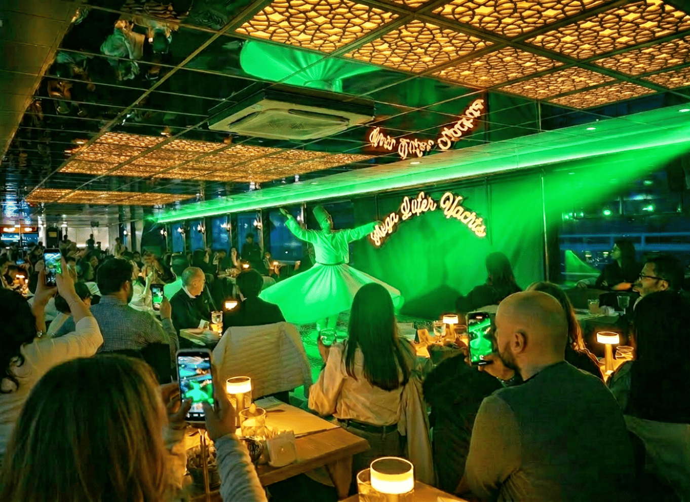 Istanbul: Bosporus-middagscruise og show med privat bord