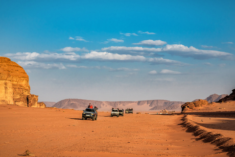 Aqaba: Tour privado por Wadi Rum con safari en jeep y cena