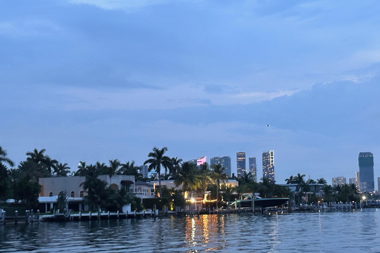 Miami: Unlimited Prosecco Cruise with Skyline Views