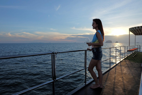 Krabi: Luxuriöse Sonnenuntergangsfahrt zu 4 Inseln mit einem Power-Katamaran