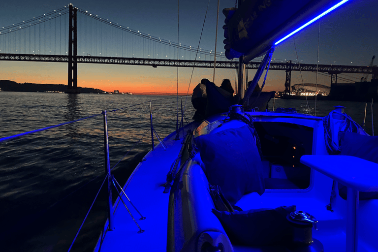 Lisboa: Paseo en Velero con Guía Local y Vino VerdeTour nocturno: Navegando por Lisboa con guía local y vino