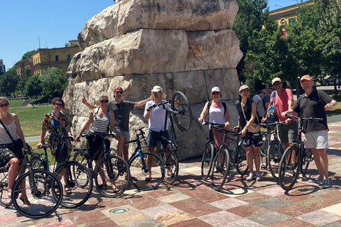 Passeio de bicicleta em Tirana - Cultura, natureza e história - VisitAlbCom