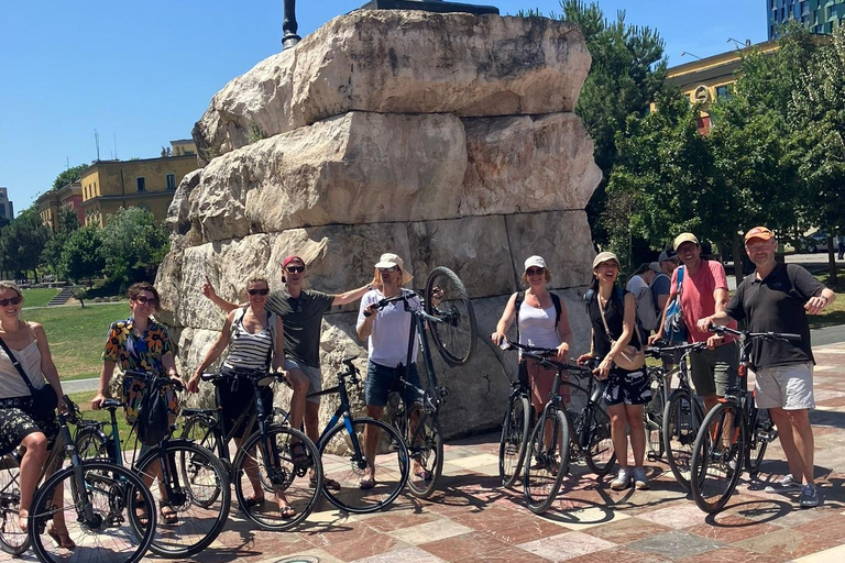 Passeio de bicicleta em Tirana - Cultura, natureza e história - VisitAlbCom