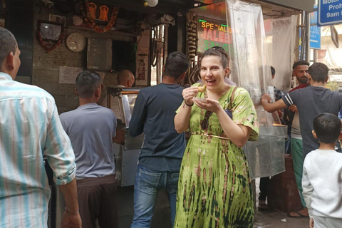 Mercado nocturno y comida callejera en Delhi (medio día, guiado por mujeres)