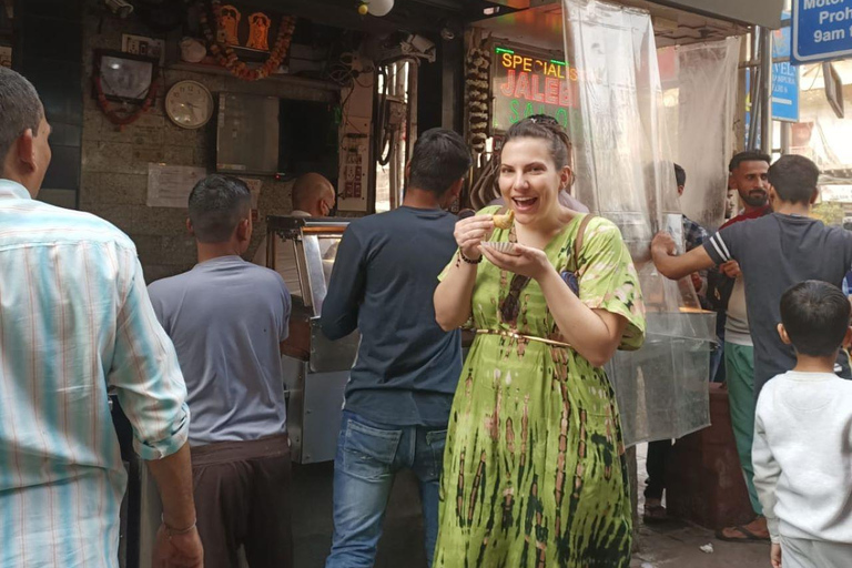 Mercado nocturno y comida callejera en Delhi (medio día, guiado por mujeres)Mercado de día y comida callejera en Delhi (medio día, guiado por mujeres)