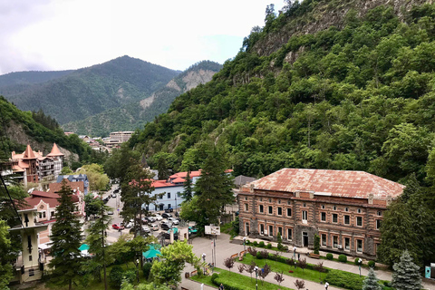 Desde Tiflis: excursión guiada de un día a Borjomi, Rabati y Vardzia