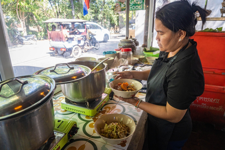 Siem Reap: Morning Food Tour, Market Walking & Street Art Vespa Tour Option