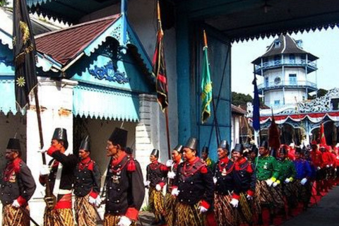 Surakarta : Full-Day Highlights Tour – All Inclusive Surakarta : Full-Day Highlights Tour - All Inclusive