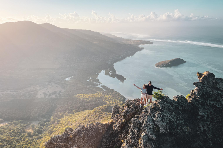 Mauritius: begeleide zonsopgangswandeling en klim naar de Le Morne-bergMauritius: Le Morne Brabant Guided Sunrise Hike and Climb