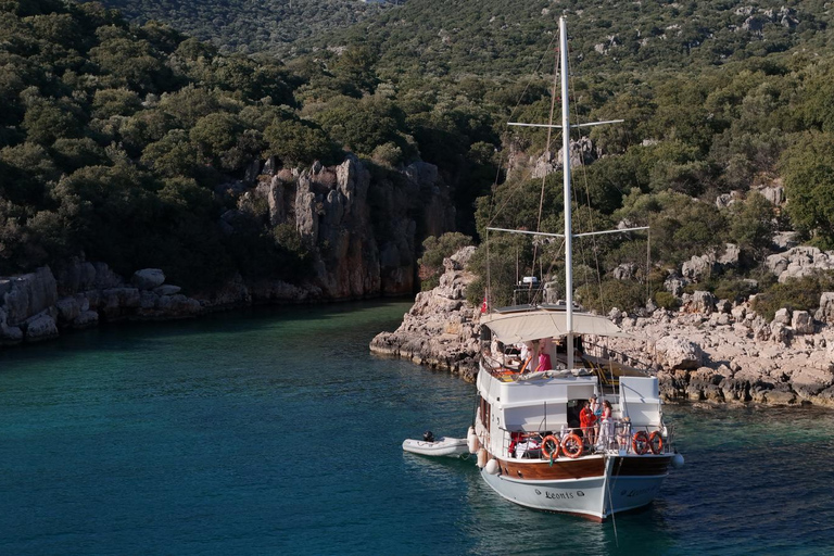 From Kaş: Kekova Boat Tour with Lunch and Swimming Stops