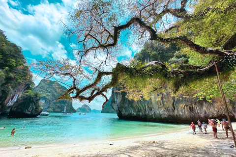 Krabi: Hong Islands Day Tour by Premium Longtail Boat Krabi: Private Premium Longtail Boat Tour to Hong Island