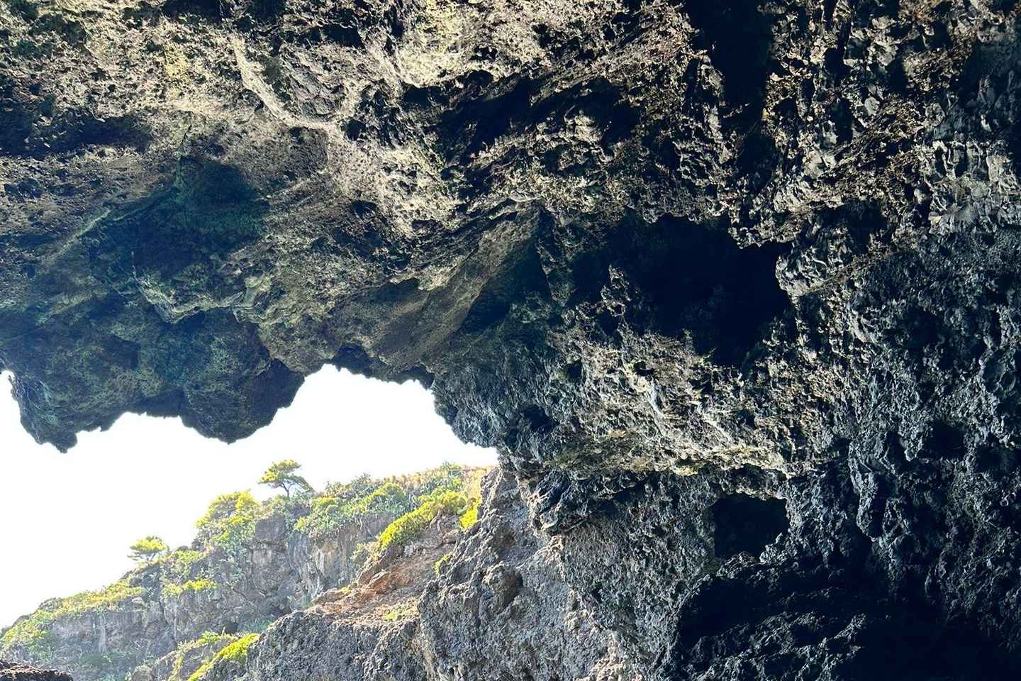 Boat Tour: Island hopping by dinghy with cave visits and snorkeling