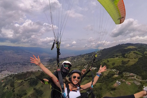 Medellín: Skip-the-Line Paragliding W 20-Yr Experience Pilot