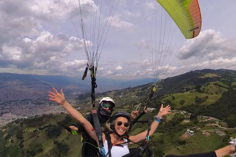 Medellín: Skip-the-Line Paragliding W 20-Yr Experience Pilot