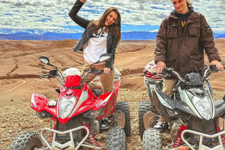 Agafay-Wüste: Quad-Bike, Mittagessen und BadeabenteuerTag in der Agafay-Wüste: Quadfahren, Mittagessen und Badespaß