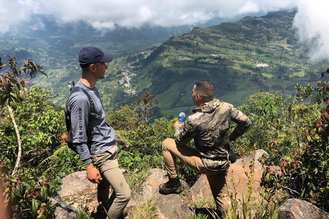 MEDELLÍN: WEJDŹ I ZDOBĄDŹ NATURALNĄ PIRAMIDĘ CERRO TUSAMedellin: Wycieczka piesza Cerro Tusa ze śniadaniem i lunchem