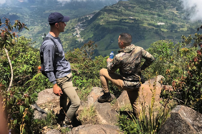 MEDELLÍN: WEJDŹ I ZDOBĄDŹ NATURALNĄ PIRAMIDĘ CERRO TUSAMedellin: Wycieczka piesza Cerro Tusa ze śniadaniem i lunchem