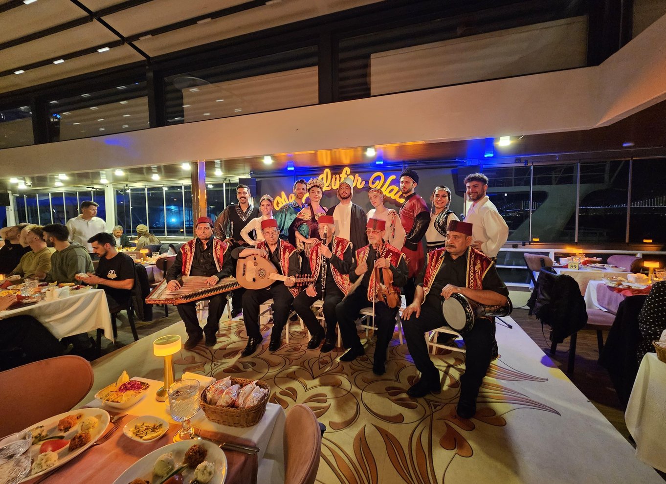 Istanbul: Bosporus-middagscruise og show med privat bord