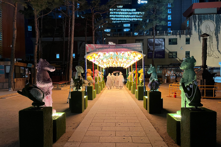 Walking through the heart of Seoul. Tour in Spanish