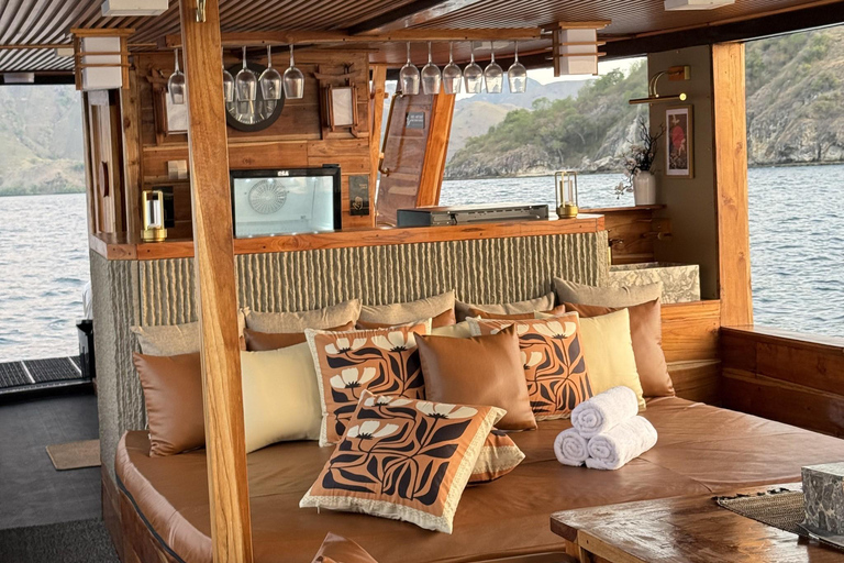 Labuan Bajo: Komodo Full Day Tour Luxury Boat Sunset Cruise Komodo Tour Luxury Boat with Drone and GoPro Underwater