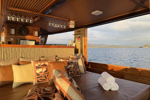 Labuan Bajo: Komodo Full Day Tour Luxury Boat Sunset Cruise Komodo Tour Luxury Boat with Drone and GoPro Underwater