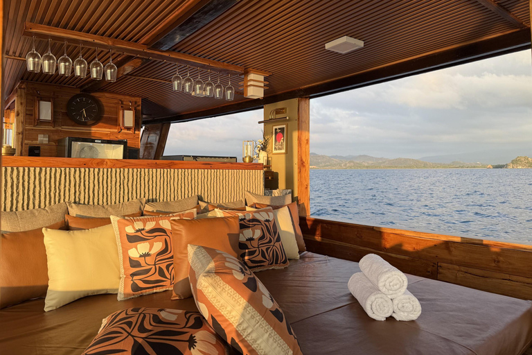 Labuan Bajo: Komodo Full Day Tour Luxury Boat Sunset Cruise Komodo Tour Luxury Boat with Drone and GoPro Underwater