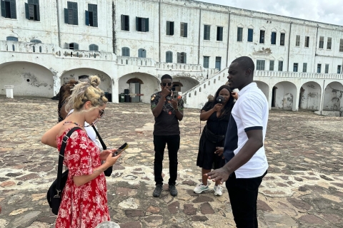 Desde Accra: excursión de un día a las mazmorras de esclavos de Cape Coast con almuerzo