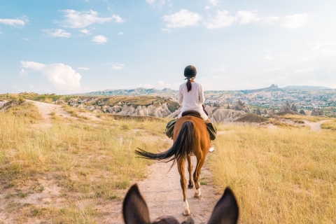 Cappadoce : Randonnée à cheval avec option lever et coucher de soleilRandonnée équestre au lever du soleil