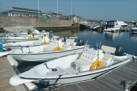 Haven van Poole: Zelfsturende bootverhuur