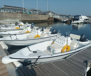 Poole Harbour: Önvezető hajókölcsönzés