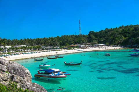 Phuket : excursion en yacht avec déjeuner sur les îles Coral et RachaPhuket : excursion en yacht vers les îles Coral et Racha avec déjeuner