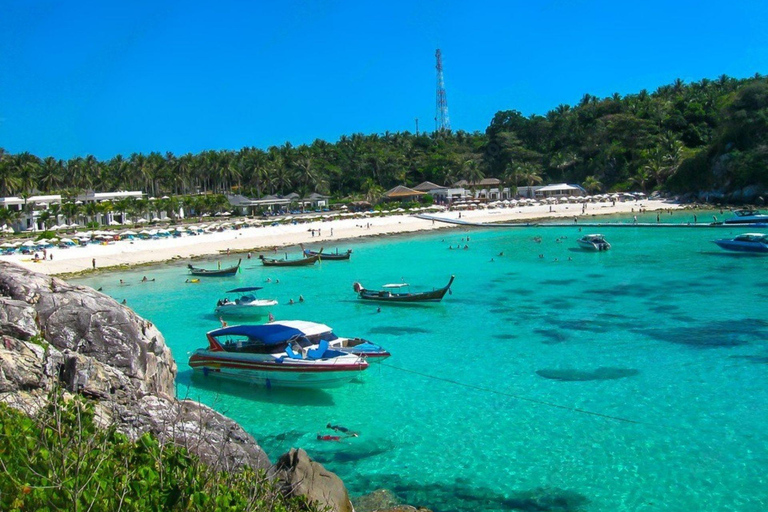 Phuket : excursion en yacht avec déjeuner sur les îles Coral et RachaPhuket : excursion en yacht vers les îles Coral et Racha avec déjeuner