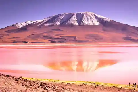 Um caminho para o Salar de Uyuni e as Lagunas Coloridas