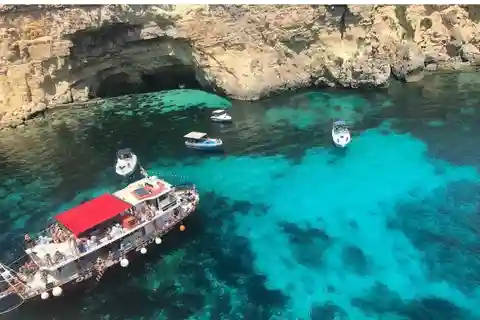A partir da Baía de Mellieħa: Passeio de barco em Gozo e na Lagoa Azul com paragem para nadar