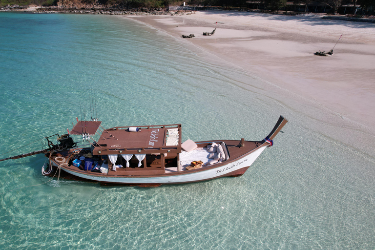 Koh Larn : location privée d&#039;un bateau en bois avec menu de fruits de merCoucher de soleil à Tidkoh (14 h 00 - 18 h 00)