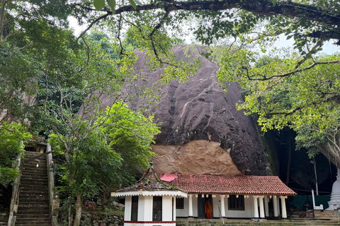 From Negombo: Maligathenna & Pilikuttuwa Temple Hike