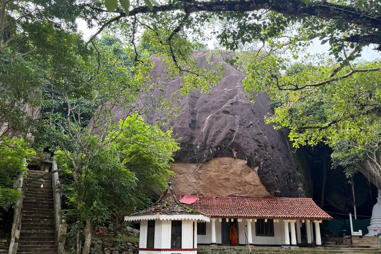 From Negombo: Maligathenna & Pilikuttuwa Temple Hike