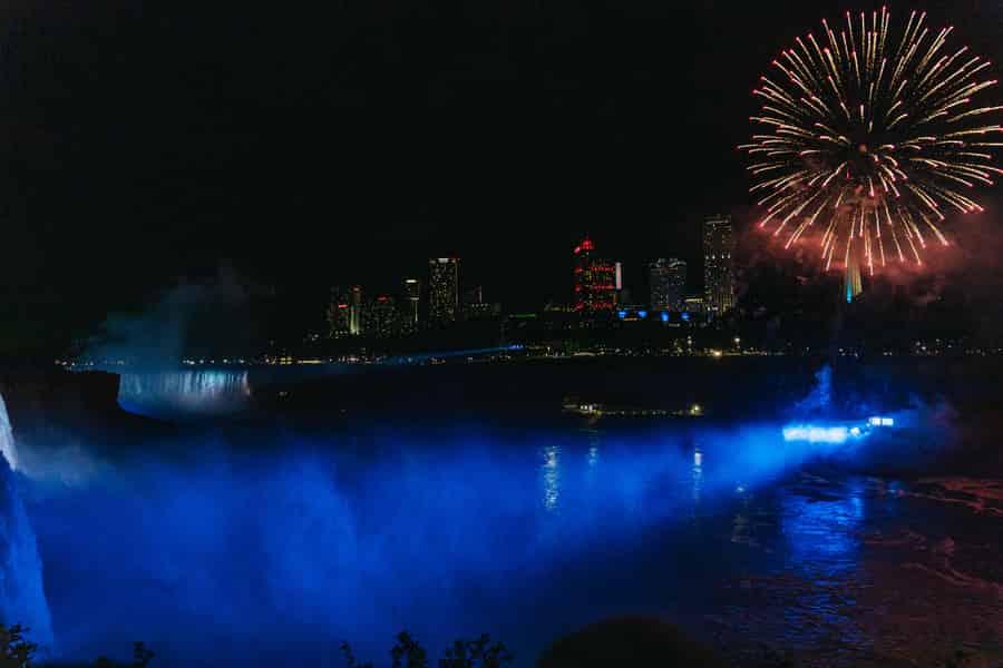Ab NYC: Tagestour zu den Niagarafällen – Erlebnis bei Tag und am Abend. Foto: GetYourGuide Ab NYC: Tagestour zu den Niagarafällen – Erlebnis bei Tag und am Abend. Foto: GetYourGuide