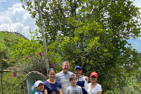 Medellín: Visita a una granja de cacao y elaboración de chocolate, cerca de la ciudadVisita compartida